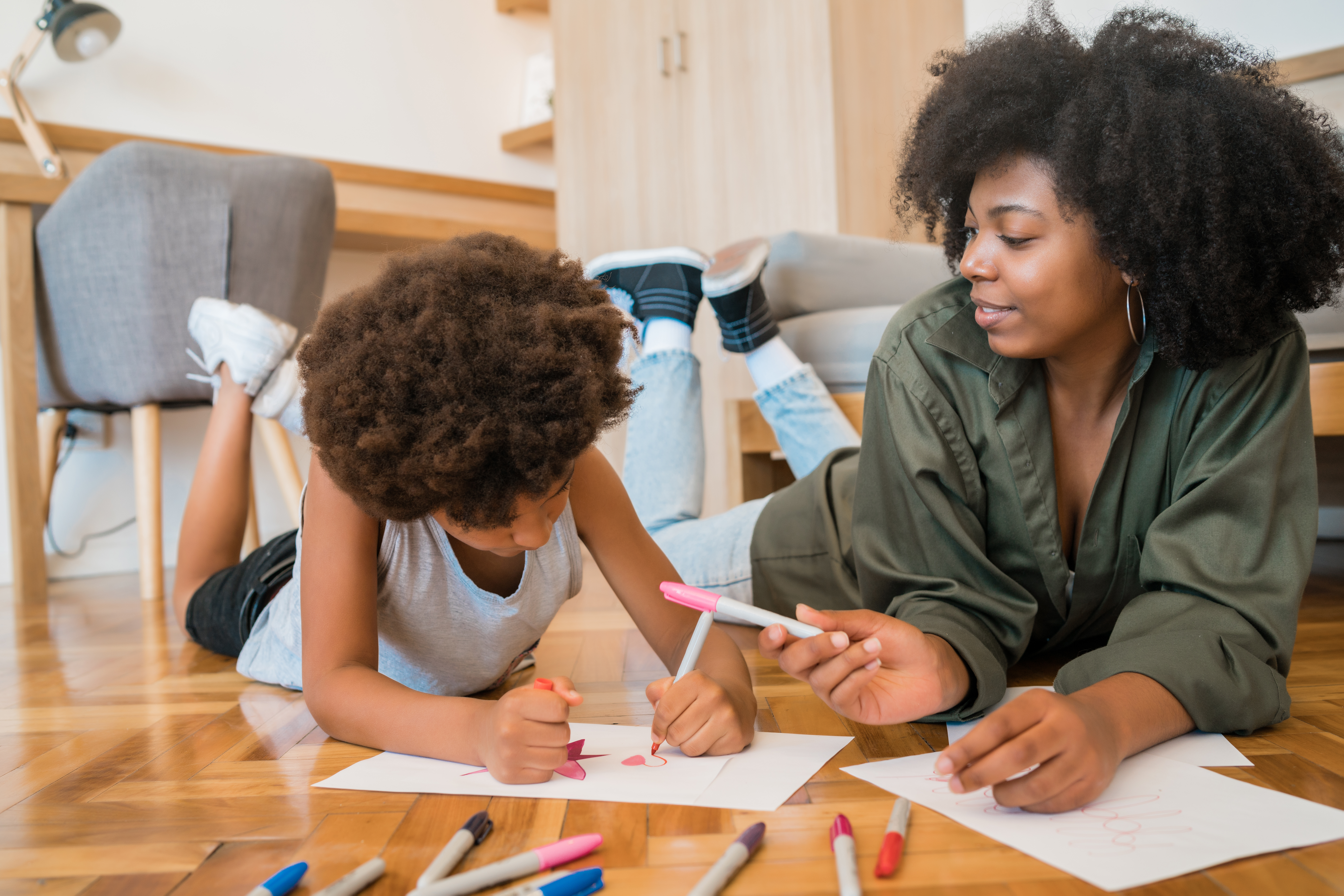 Mère et enfant lisant un livre ensemble